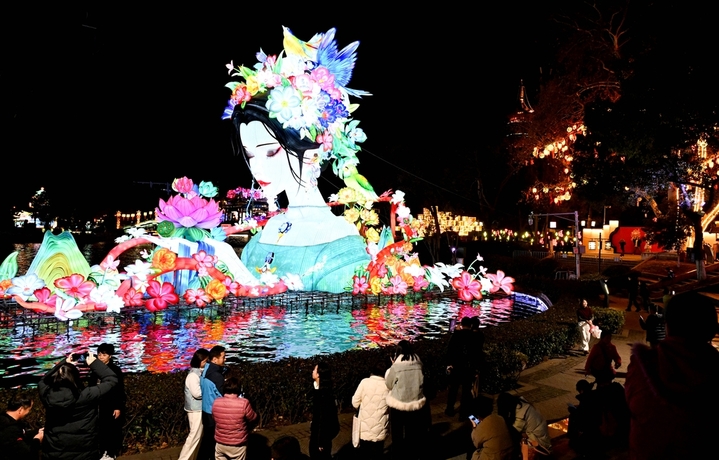 2026年2月12日晚，游客在南京白鹭洲公园赏灯游玩。