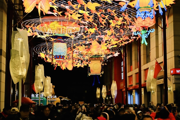 2026年2月14日，北京，正值情人节，漫步北京坊邂逅鱼灯光影廊。灯火摇曳，鱼影流转，一廊光影藏尽京城年味，一步一景皆是温柔新春。