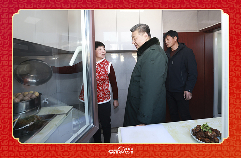 2025年春节前夕，习近平总书记在辽宁葫芦岛市绥中县明水满族乡祝家沟村考察时，走进村民朱西存家看望。