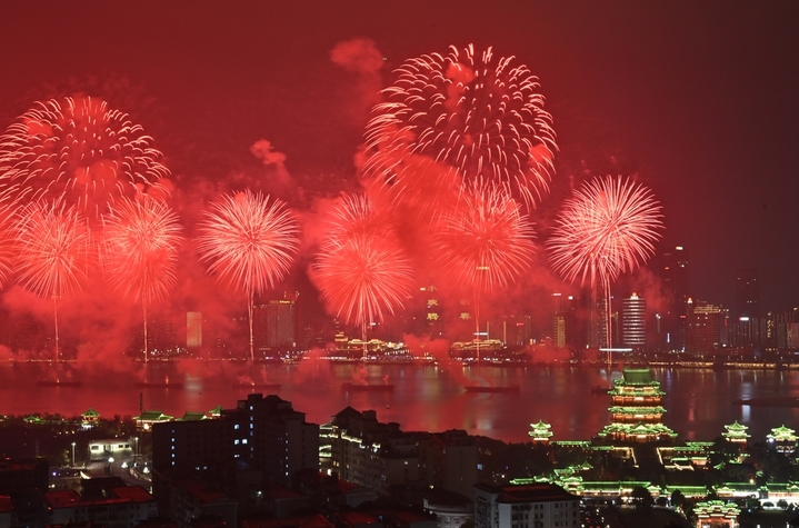 2026年2月17日，2026年南昌市迎春烟花晚会在江西省南昌市赣江老官洲水域举行。此次烟花晚会以“赣水欢腾 马跃新春”为主题，呈现出“楼体+江舟”立体燃放的盛景，为市民和游客带来一场视听盛宴与浓浓年味。
