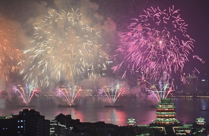 2026年2月17日，2026年南昌市迎春烟花晚会在江西省南昌市赣江老官洲水域举行。此次烟花晚会以“赣水欢腾 马跃新春”为主题，呈现出“楼体+江舟”立体燃放的盛景，为市民和游客带来一场视听盛宴与浓浓年味。
