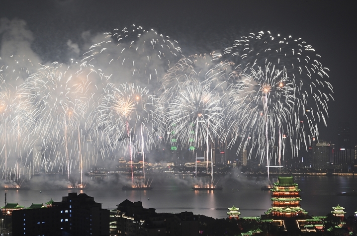 2026年2月17日，2026年南昌市迎春烟花晚会在江西省南昌市赣江老官洲水域举行。此次烟花晚会以“赣水欢腾 马跃新春”为主题，呈现出“楼体+江舟”立体燃放的盛景，为市民和游客带来一场视听盛宴与浓浓年味。
