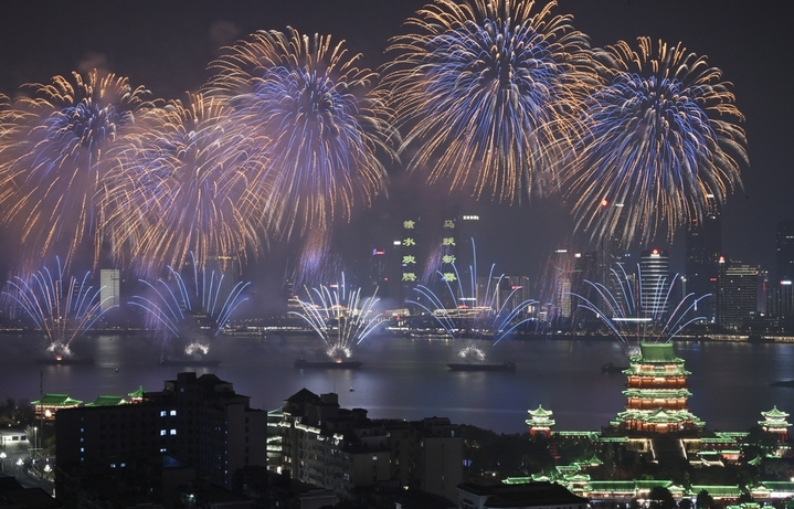 2026年2月17日，2026年南昌市迎春烟花晚会在江西省南昌市赣江老官洲水域举行。此次烟花晚会以“赣水欢腾 马跃新春”为主题，呈现出“楼体+江舟”立体燃放的盛景，为市民和游客带来一场视听盛宴与浓浓年味。IC photo
