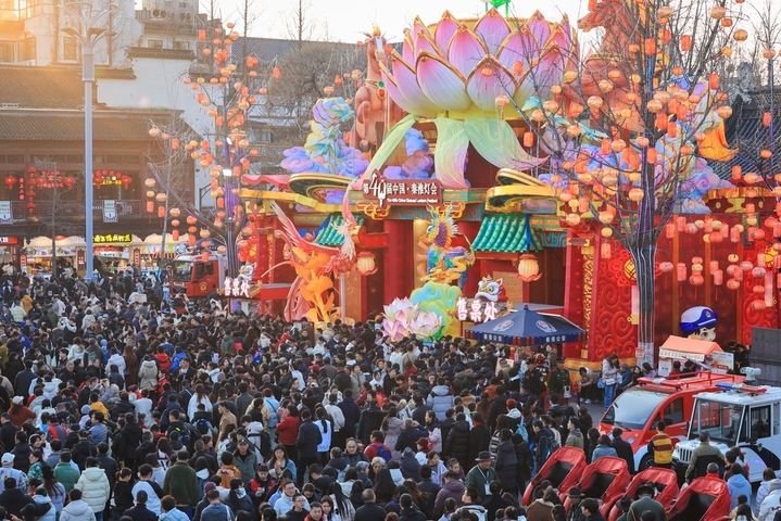 2026年2月17日，春节假期，南京夫子庙景区花灯璀璨，吸引众多游客前来赏灯游玩，感受浓浓的年味，乐享假日时光。