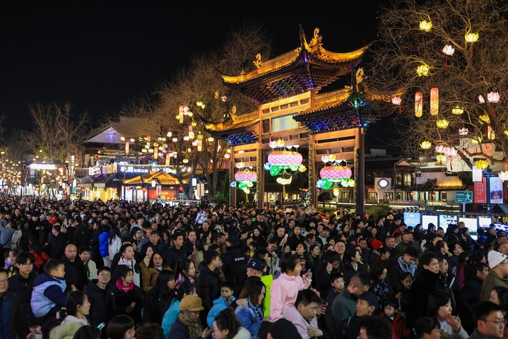 2026年2月17日，春节假期，南京夫子庙景区花灯璀璨，吸引众多游客前来赏灯游玩，感受浓浓的年味，乐享假日时光。