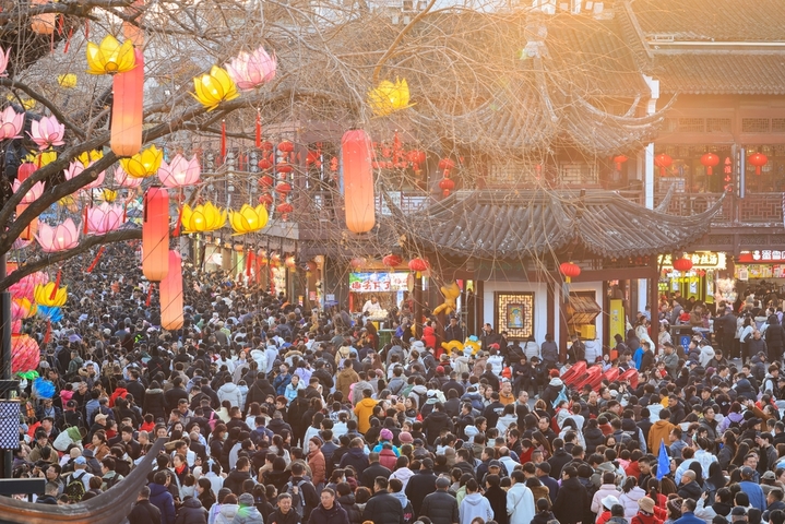 2026年2月17日，春节假期，南京夫子庙景区花灯璀璨，吸引众多游客前来赏灯游玩，感受浓浓的年味，乐享假日时光。