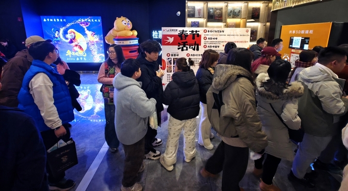 2026年2月17日，大年初一，武汉龙湖白沙天街，众多市民走进武汉沃美影城观看春节档电影。