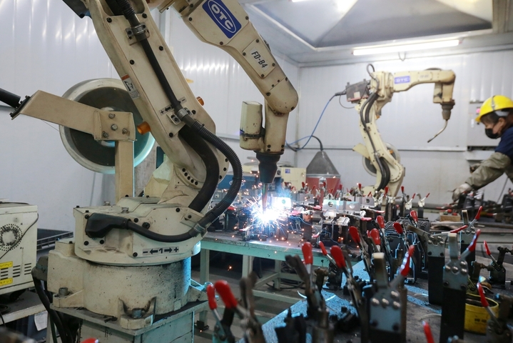 2026年2月24日，江苏扬州，当日是春节假期结束后的开工第一天，江苏省江都高新技术产业开发区一家汽车零部件企业铆足干劲赶订单，生产车间一派繁忙，奋力实现“开门红”。