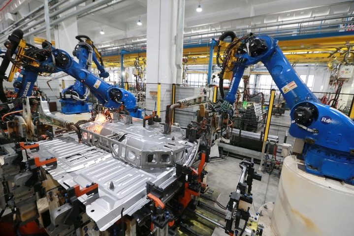 2026年2月24日，江苏扬州，当日是春节假期结束后的开工第一天，江苏省江都高新技术产业开发区一家汽车零部件企业铆足干劲赶订单，生产车间一派繁忙，奋力实现“开门红”。