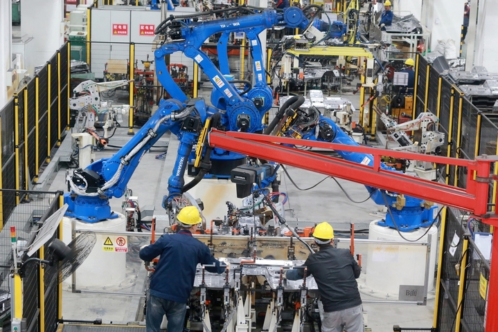 2026年2月24日，江苏扬州，当日是春节假期结束后的开工第一天，江苏省江都高新技术产业开发区一家汽车零部件企业铆足干劲赶订单，生产车间一派繁忙，奋力实现“开门红”。