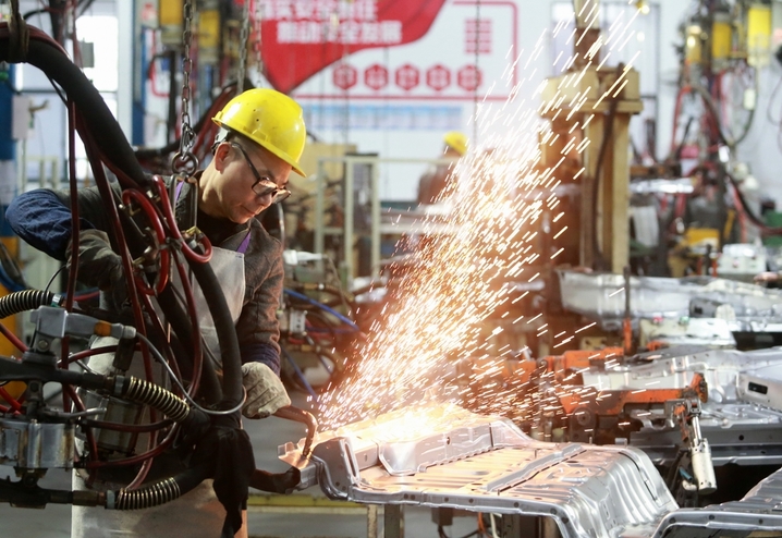 2026年2月24日，江苏扬州，当日是春节假期结束后的开工第一天，江苏省江都高新技术产业开发区一家汽车零部件企业铆足干劲赶订单，生产车间一派繁忙，奋力实现“开门红”。来源：孟德龙/IC photo