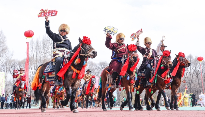 2026年2月25日，甘肃省张掖市肃南裕固族自治县少数民族传统项目体验区内，社火表演队的队员们为各民族群众和游客表演马队巡游。
