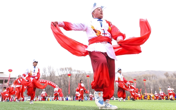 2026年2月25日，甘肃省张掖市肃南裕固族自治县少数民族传统项目体验区内，社火表演队的队员们为各民族群众和游客表演马队巡游。
