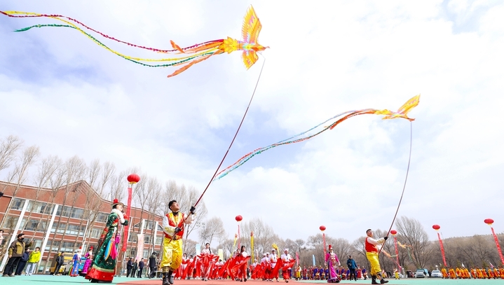 2026年2月25日，甘肃省张掖市肃南裕固族自治县少数民族传统项目体验区内，社火表演队的队员们为各民族群众和游客表演马队巡游。
