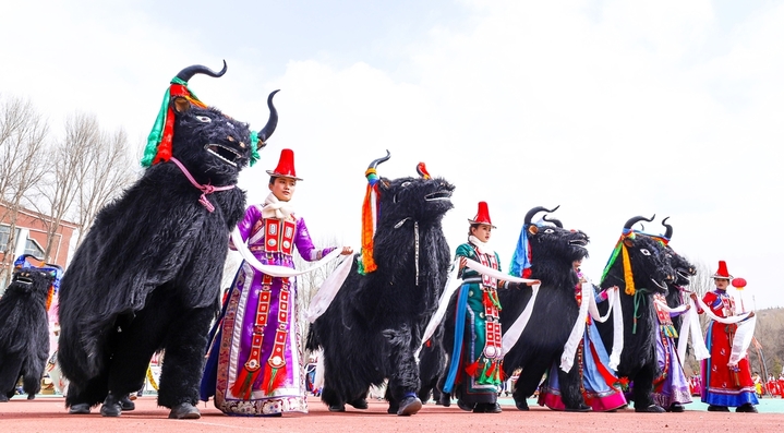 2026年2月25日，甘肃省张掖市肃南裕固族自治县少数民族传统项目体验区内，社火表演队的队员们表演秧歌《赞美我们的新生活》。