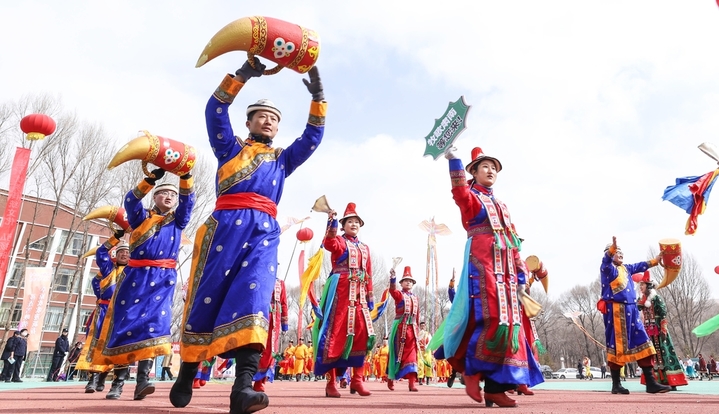 当日，甘肃省张掖市肃南裕固族自治县“石榴花开籽籽同心”民族团结庆团圆社火展演迎元宵活动在少数民族传统项目体验区举行，汉族、裕固族、藏族、蒙古族、土族等21个民族的320多名社火表演队队员们，为各民族群众和游客们表演了大秧歌《赞美我们的新生活》、马队和骆驼队巡游、牧牛舞、非遗民族服饰展示、藏戏、十二生肖贺新岁等自编自导具有浓郁民族特色和非物质文化遗产的社火节目，各民族群众、游客在尽享民族文化盛宴的同时，感受了民族交流交融、团结奋进的新时代大团圆风貌，共同迎接即将到来的元宵佳节。
