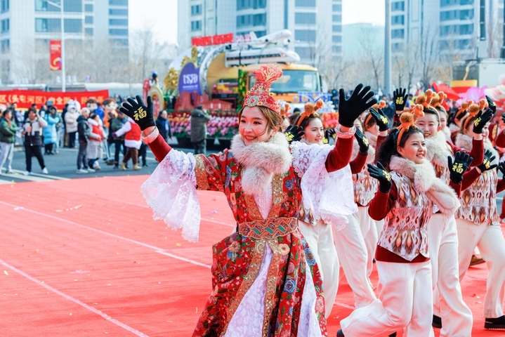 2026年2月26日，新疆乌鲁木齐文化中心，社火队员正在表演社火。
