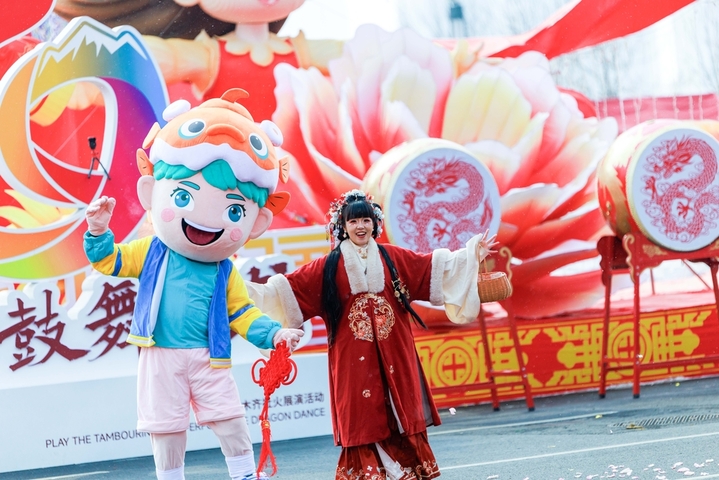 2026年2月26日，新疆乌鲁木齐文化中心，社火队员正在表演社火。