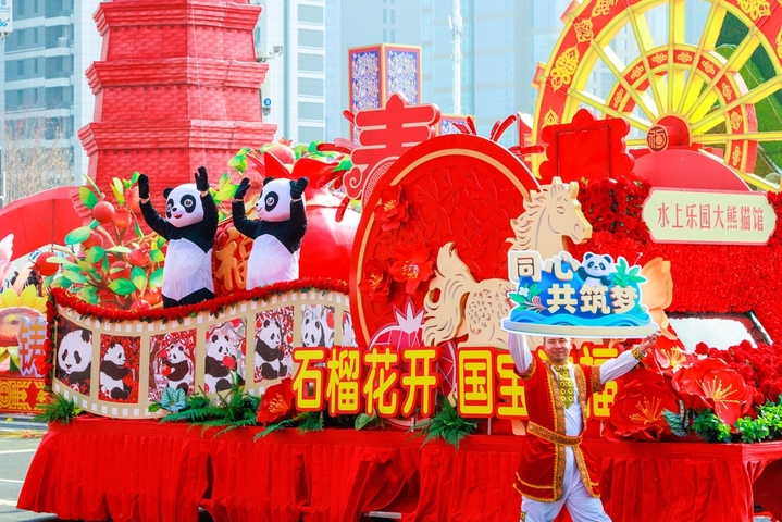 2026年2月26日，新疆乌鲁木齐文化中心，社火队员正在乘坐花车巡游。