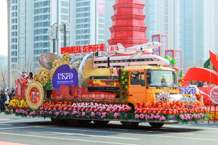 2026年2月26日，新疆乌鲁木齐文化中心，社火队员正在乘坐花车巡游。
