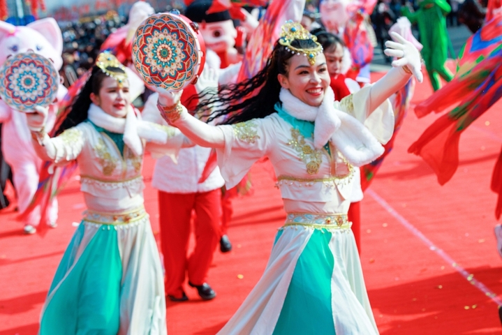 2026年2月26日，新疆乌鲁木齐文化中心，社火队员正在表演社火。