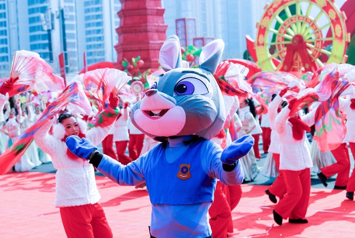 2026年2月26日，新疆乌鲁木齐文化中心，社火队员正在表演社火。