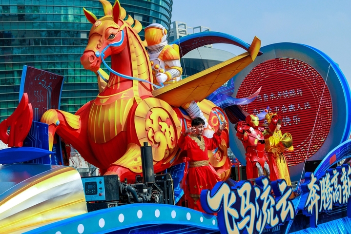 2026年2月26日，第二届“打起手鼓舞起龙”新疆乌鲁木齐社火巡游展演活动在乌鲁木齐文化中心精彩上演。社火队员正在乘坐花车巡游。孙振嵩/IC photo