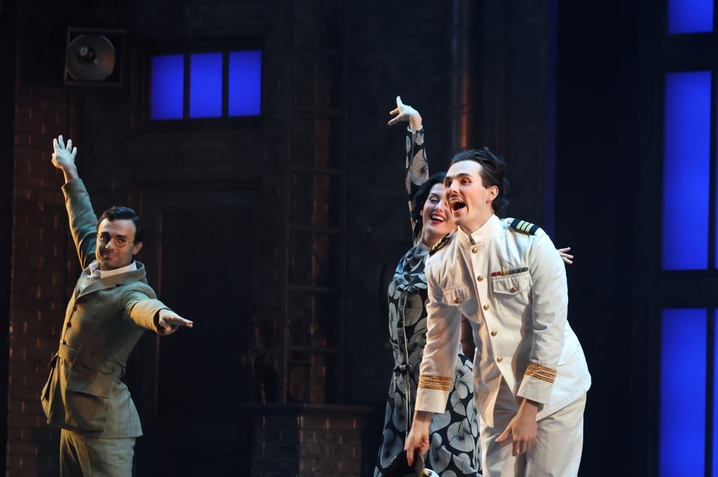 2026年2月26日，上海，入夜，当观众收起湿漉漉的雨伞走进剧场，舞台上的雨幕恰好亮起。2月26日晚，伦敦西区原版音乐剧《雨中曲》亮相上海西岸大剧院，以6吨恒温雨幕复刻影史名场面。经典曲目与雨中起舞的动人场景交织，剧场里笑声与掌声此起彼伏——那一刻，观众不是在看一个故事，而是和剧中人一起，在雨中放声歌唱。
