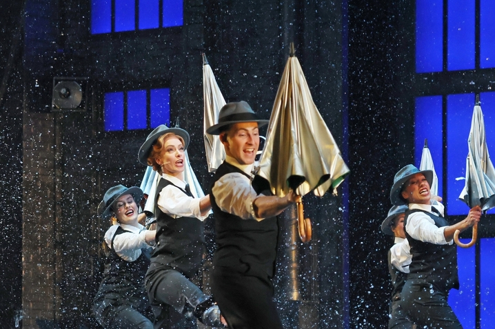 2026年2月26日，上海，入夜，当观众收起湿漉漉的雨伞走进剧场，舞台上的雨幕恰好亮起。2月26日晚，伦敦西区原版音乐剧《雨中曲》亮相上海西岸大剧院，以6吨恒温雨幕复刻影史名场面。经典曲目与雨中起舞的动人场景交织，剧场里笑声与掌声此起彼伏——那一刻，观众不是在看一个故事，而是和剧中人一起，在雨中放声歌唱。
