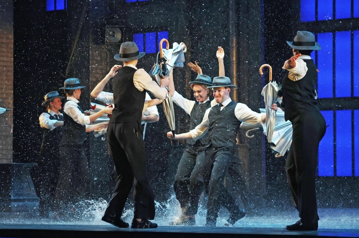 2026年2月26日，上海，入夜，当观众收起湿漉漉的雨伞走进剧场，舞台上的雨幕恰好亮起。2月26日晚，伦敦西区原版音乐剧《雨中曲》亮相上海西岸大剧院，以6吨恒温雨幕复刻影史名场面。经典曲目与雨中起舞的动人场景交织，剧场里笑声与掌声此起彼伏——那一刻，观众不是在看一个故事，而是和剧中人一起，在雨中放声歌唱。
