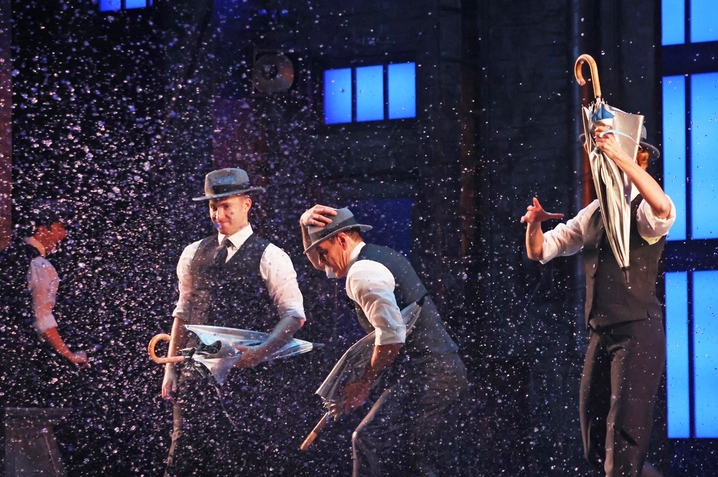 2026年2月26日，上海，入夜，当观众收起湿漉漉的雨伞走进剧场，舞台上的雨幕恰好亮起。2月26日晚，伦敦西区原版音乐剧《雨中曲》亮相上海西岸大剧院，以6吨恒温雨幕复刻影史名场面。经典曲目与雨中起舞的动人场景交织，剧场里笑声与掌声此起彼伏——那一刻，观众不是在看一个故事，而是和剧中人一起，在雨中放声歌唱。来源：IC photo

