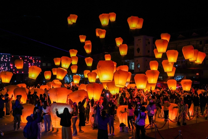 2026年2月27日，中国台湾，台湾新北市平溪区举办天灯节活动，市民游客放飞写满心愿的纸天灯，祈求好运、健康、幸福和事业晋升。