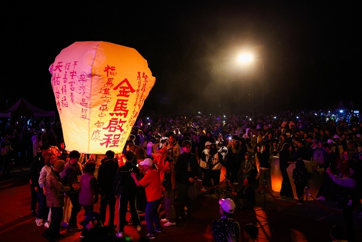 2026年2月27日，中国台湾，台湾新北市平溪区举办天灯节活动，市民游客放飞写满心愿的纸天灯，祈求好运、健康、幸福和事业晋升。