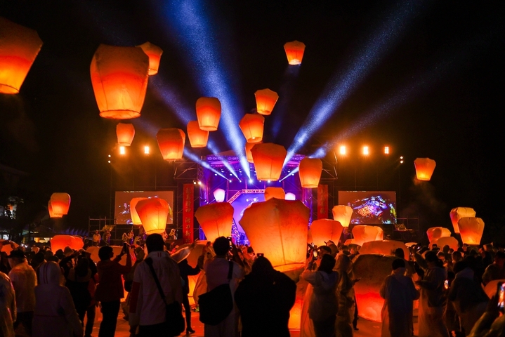 2026年2月27日，中国台湾，台湾新北市平溪区举办天灯节活动，市民游客放飞写满心愿的纸天灯，祈求好运、健康、幸福和事业晋升。