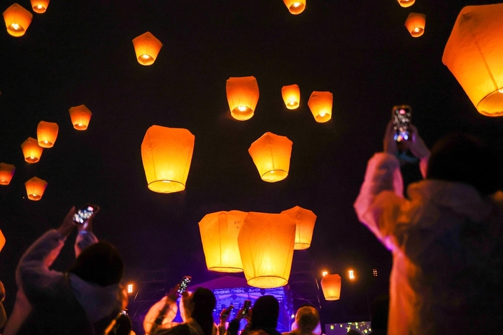 2026年2月27日，中国台湾，台湾新北市平溪区举办天灯节活动，市民游客放飞写满心愿的纸天灯，祈求好运、健康、幸福和事业晋升。