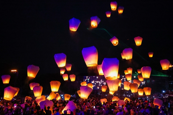 2026年2月27日，中国台湾，台湾新北市平溪区举办天灯节活动，市民游客放飞写满心愿的纸天灯，祈求好运、健康、幸福和事业晋升。来源：IC photo