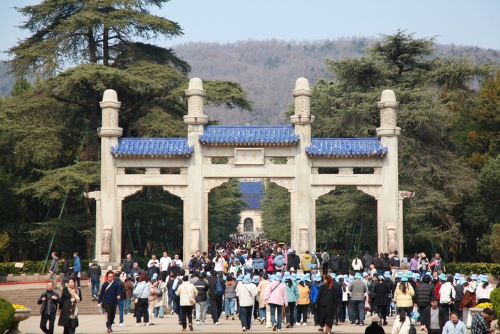 2026年3月12日，江苏省南京市，人们在南京中山陵景区参观，缅怀孙中山先生，纪念孙中山逝世101周年。