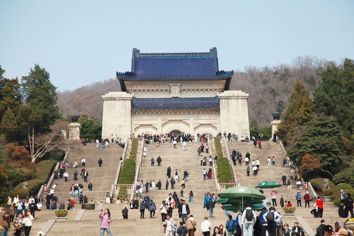 2026年3月12日，江苏省南京市，人们在南京中山陵景区参观，缅怀孙中山先生，纪念孙中山逝世101周年。