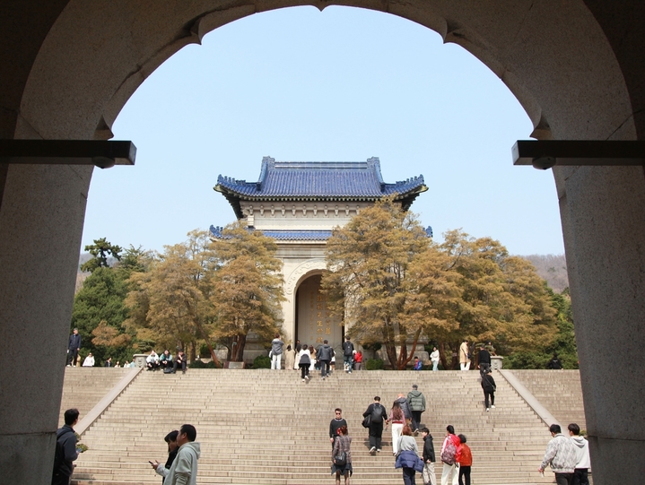 2026年3月12日，江苏省南京市，人们在南京中山陵景区参观，缅怀孙中山先生，纪念孙中山逝世101周年。