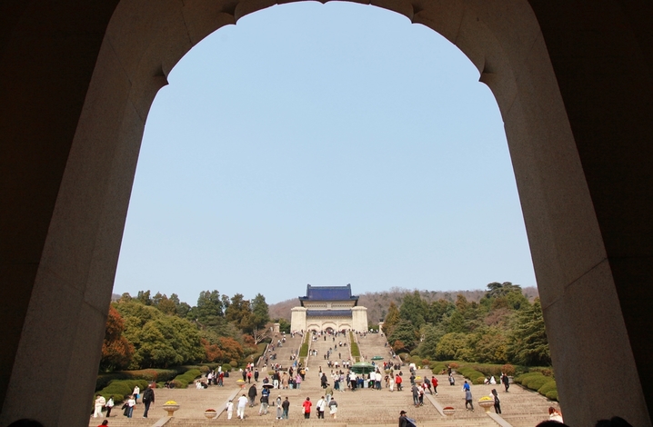 2026年3月12日，江苏省南京市，人们在南京中山陵景区参观，缅怀孙中山先生，纪念孙中山逝世101周年。IC photo