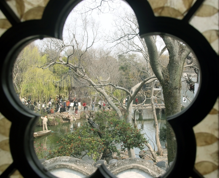 2026年3月15日，众多游客在苏州古典园林拙政园内观光游玩。