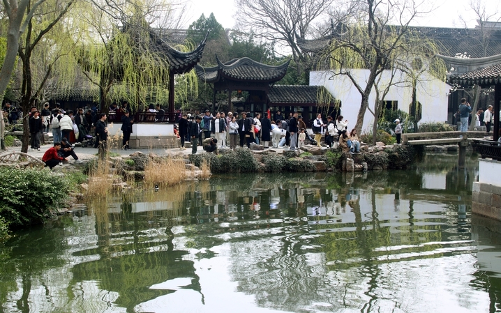 2026年3月15日，众多游客在苏州古典园林拙政园内观光游玩。