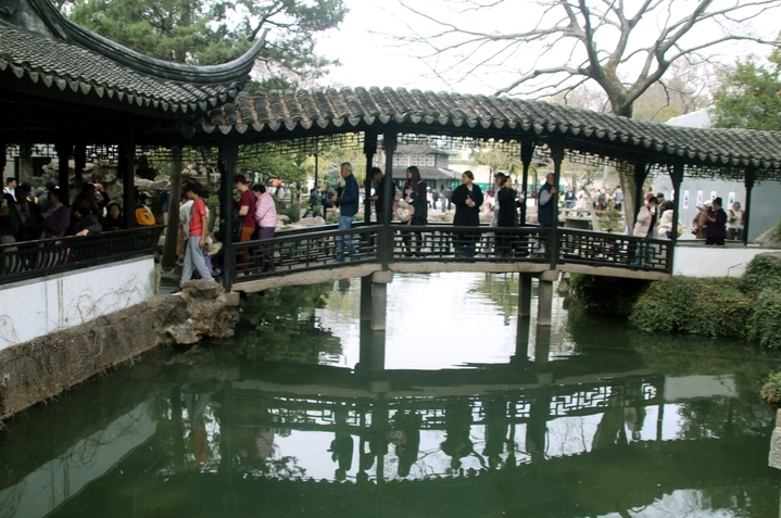 2026年3月15日，众多游客在苏州古典园林拙政园内观光游玩。