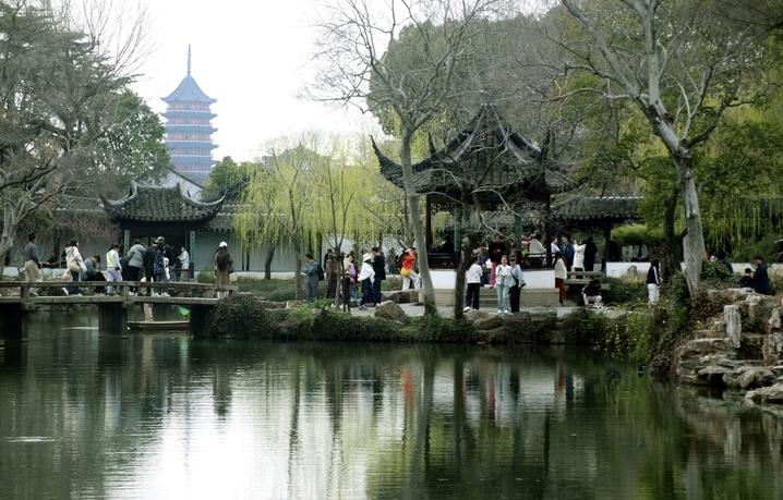 2026年3月15日，众多游客在苏州古典园林拙政园内观光游玩。