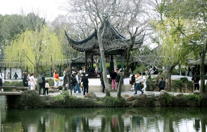 2026年3月15日，众多游客在苏州古典园林拙政园内观光游玩。王建康/IC photo