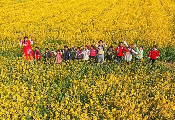 2026年3月14日，春和景明，安徽省芜湖市无为市红庙镇横塘村，村委会联合驻村工作队组织村内留守儿童走进家乡油菜花海，将春日田园变为素质教育实践课堂，在自然中乐享春日美好，感受家乡发展带来的生态之美与生活之乐。