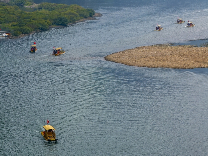 2026年3月17日，广西桂林市阳朔县兴坪古镇段漓江上，游客乘坐竹筏畅游漓江。
