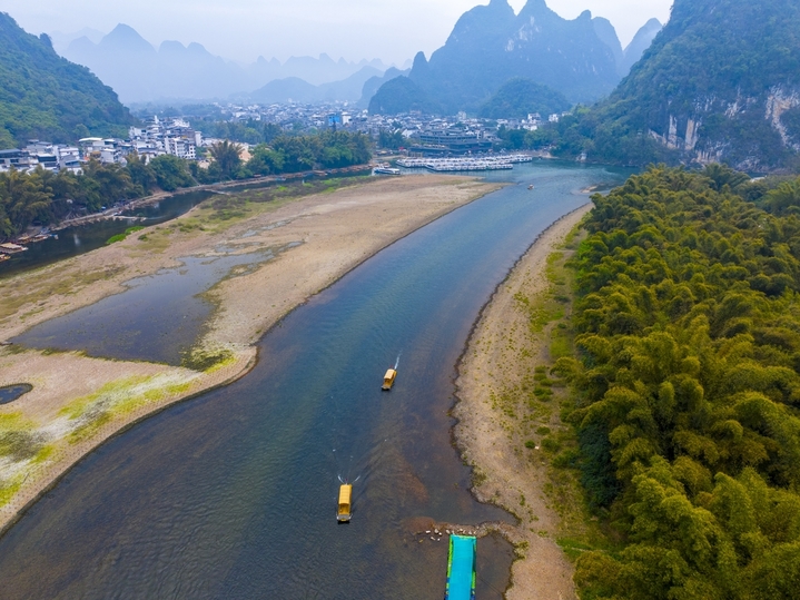 2026年3月17日，广西桂林市阳朔县兴坪古镇段漓江上，游客乘坐竹筏畅游漓江。
