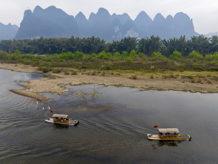 2026年3月17日，广西桂林市阳朔县兴坪古镇段漓江上，游客乘坐竹筏畅游漓江。

