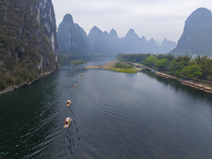 2026年3月17日，广西桂林市阳朔县兴坪古镇段漓江上，游客乘坐竹筏畅游漓江。
